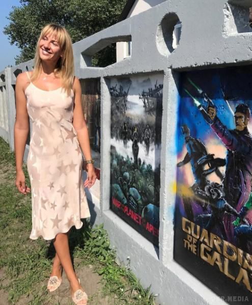 Леся Нікітюк продемонструвала нову сукню в білизняному стилі. Відома українська телеведуча Леся Нікітюк вміє дивувати.