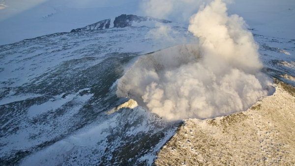 Під льодами Антарктиди сховалися понад 90 вулканів. Шотландські науковці виявили ймовірно найбільший вулканічний пояс на нашій планеті, який сховався під величезним шаром льоду.