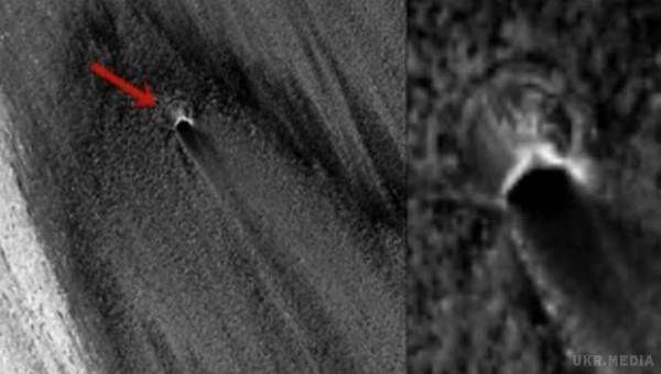 На Марсі виявлений незвичний об'єкт: розбився корабель інопланетян або вхід в марсіанську базу. Об'єкт має форму диска з кількома виступами.