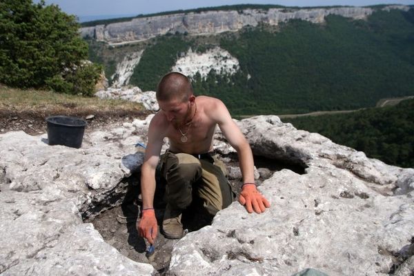 У Криму знайдений вівтар спартанців III століття до нашої ери. У Криму археологи виявили стародавній вівтар богині Діви, якій поклонялися греки — вихідці з Спарти і таврські племена, що населяли Крим в античні часи. 