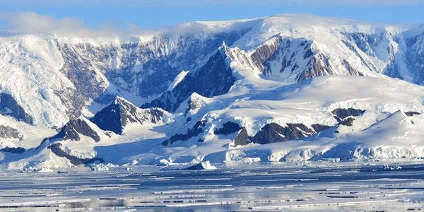 В Антарктиді вчені виявили серйозну загрозу для людства. На основі даних, отриманих з радіолокаторів, як наземних, так і встановлених на літаках, вчені виявили високу концентрацію вулканів в регіоні, відомому як Західно-Антарктична рифтова система, яка простягається на 3500 км від шельфового льодовика Антарктиди до Антарктичного півострова.