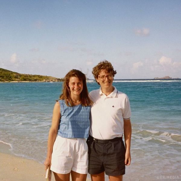 Дружина Білла Гейтса показала раритетне фото у молодості. У мережі з'явилася світлина Білла Гейтса з дружиною ще до того, як він став найбагатшим чоловіком планети.