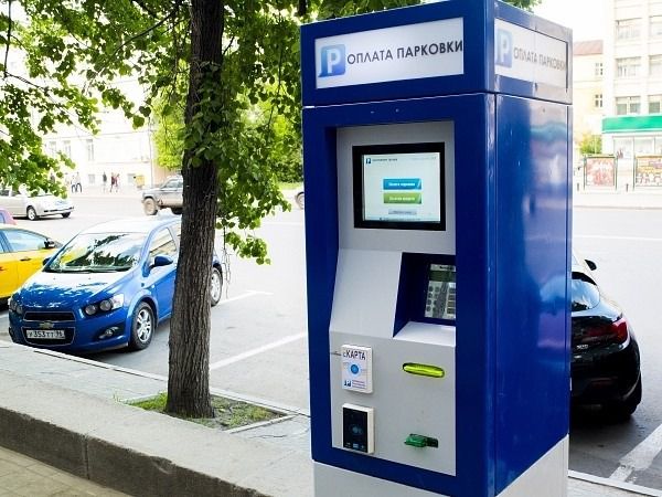 У Києві різко зросла безготівкова оплата за паркування авто. Вражаюча статистика.