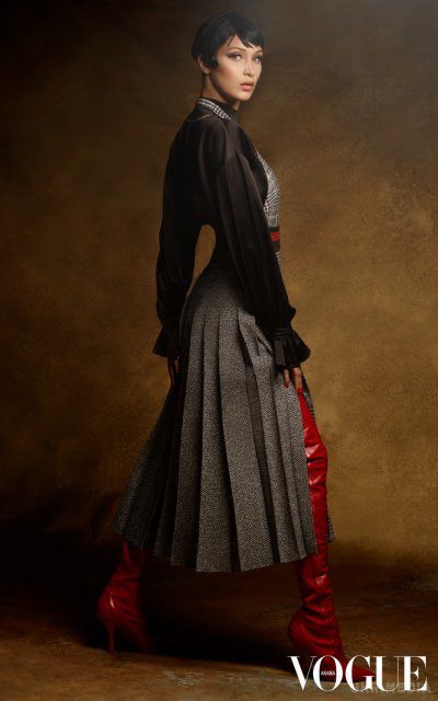 Неймовірна Белла Хадід знялася для Vogue Arabia. Для обкладинки вересневого номера Vogue Arabia супермодель Беллу Хадід знімав Карл Лагерфельд. Лакована шкіра та вуаль, яскраво-червона сукня та високі чоботи – молодша з сестер Хадід постала в ефектному драматичному образі.