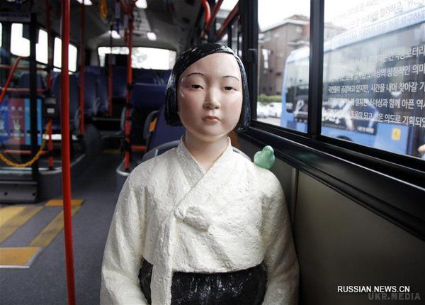 У Південній Кореї пасажирами автобусів будуть 'жінки для втіхи'. Перед днем пам'яті 'жінок для втіхи', який відзначається 14 серпня, у Сеулі, в 5 міських автобусах №151 були встановлені дивовижні статуї.