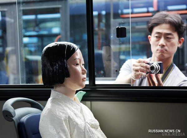 У Південній Кореї пасажирами автобусів будуть 'жінки для втіхи'. Перед днем пам'яті 'жінок для втіхи', який відзначається 14 серпня, у Сеулі, в 5 міських автобусах №151 були встановлені дивовижні статуї.