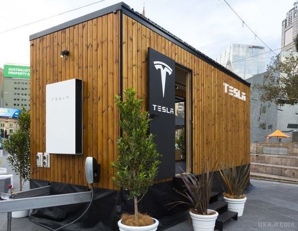 Пересувний будинок майбутнього від "Тесла"!. Відповідно до назви це дійсно крихітний будиночок, який, тим не менш, обладнаний усіма енергетичними рішеннями від Тесла. 