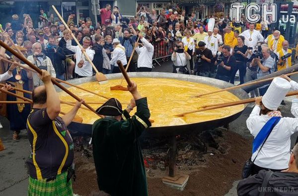 У Бельгії приготували гігантський омлет. Омлет смажили в місті Мальмеді вже 22-й раз, його вага – близько півтори тонни.