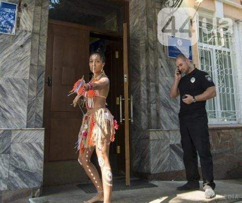 Активістка Femen з'явилася у відділенні поліції в костюмі папуаса. Анжеліна Діаш вибрала забавний наряд.