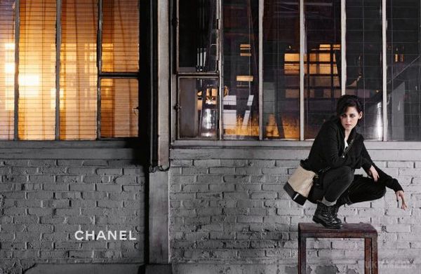 Крістен Стюарт у новій рекламній кампанії Chanel. Крістен Стюарт знялася в новій фотосесії для знаменитого бренду.