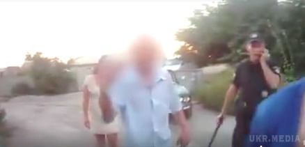 У Дніпрі п'яний військовий з дружиною побили поліцейських. Опубліковано відео.