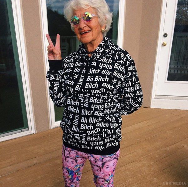 Її обожнюють всі: крута бабуся-пенсіонерка, якій все одно на свій вік (Фото). Шикарна бабуся, яка навчить гуляти молодь.
