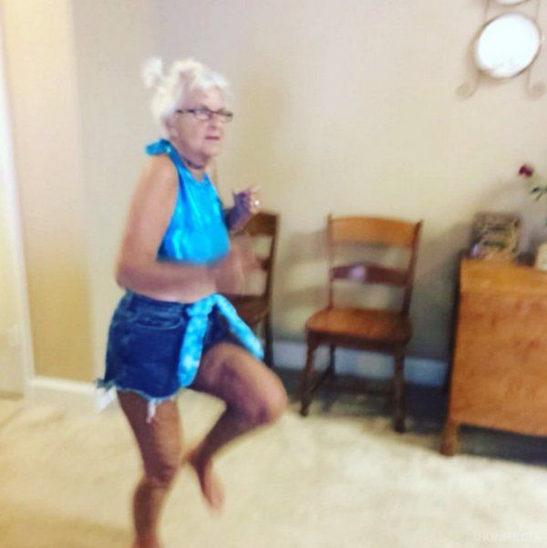 Її обожнюють всі: крута бабуся-пенсіонерка, якій все одно на свій вік (Фото). Шикарна бабуся, яка навчить гуляти молодь.