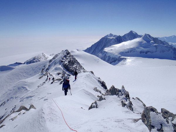 В Антарктиді знайдено найдавніший лід. Вчені знайшли в горах в центральній частині Антарктиди найдавніші запаси льоду віком 2,7 мільйони років.