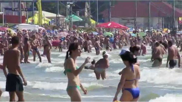 У мережі показали переповнений пляж Одеси. В мережі опублікували відео з одеського пляжу "Лузанівка", на якому відпочивають безліч туристів.