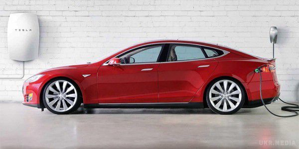 Клієнти Tesla отримають у свої будинки зарядні станції. Власникам електрокарів бренду за 1 тис. доларів встановлять домашню зарядну станцію.