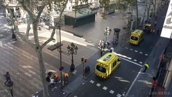 У центрі Барселони фургон протаранив натовп людей. У Барселоні (Іспанія) на центральній набережній Рамбла-де-Каналет фургон в'їхав у натовп людей.