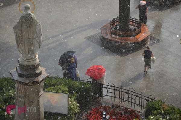 У Львові після денної спеки випав град (фото, відео). У центрі міста пройшла сильна злива, в Шевченківському районі сипав град, а в південно-західній частині міста не впало жодної краплі.
