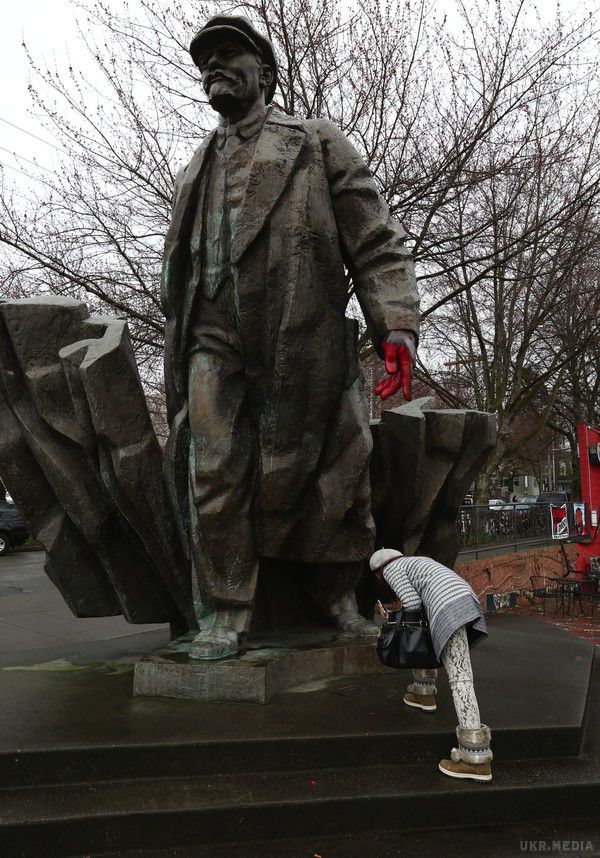 Боротьба з пам'ятниками в США: в Сіетлі хочуть прибрати статую Леніна. Питання про видалення статуї Леніна з вулиць міста піднявся після закликів громадськості та клопотань про видалення пам'ятника Конфедерації.
