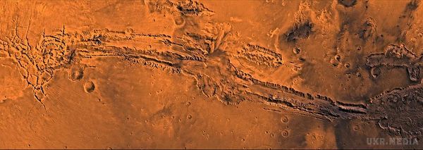 Вчені знайшли приховане водосховище на Марсі. Велика кількість води перебуває під поверхнею планети біля екватора.