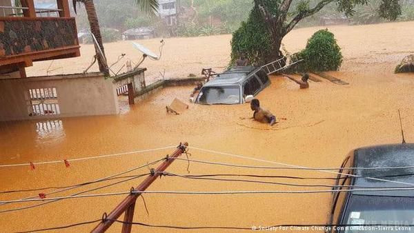  Селевий потік в Сьєрра-Леоне - більше 400 загиблих та 600 зниклих. Ситуація з ліквідацією наслідків стихійного лиха у Фрітауні ускладнена безперервними дощами.стихі