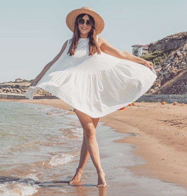 У Ані Лорак  в Туреччині злетіло плаття на пляжі (фото). Відома артистка продемонструвала довгі стрункі ніжки в Кемері.