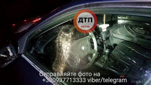 Невідомі в Києві  обстріляли автомобіль і викрали людину. У Києві ввечері 18 серпня на бульварі Перова невідомі обстріляли автомобіль і викрали водія,