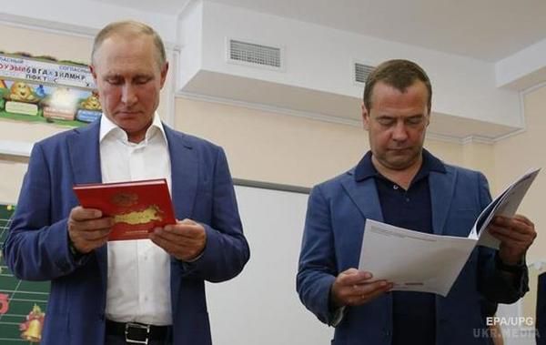 Путін і Медведєв відвідали анексований Крим. Під час відвідування Херсонеса Путін заявив, що "тут потрібно створювати російську, російську Мекку".