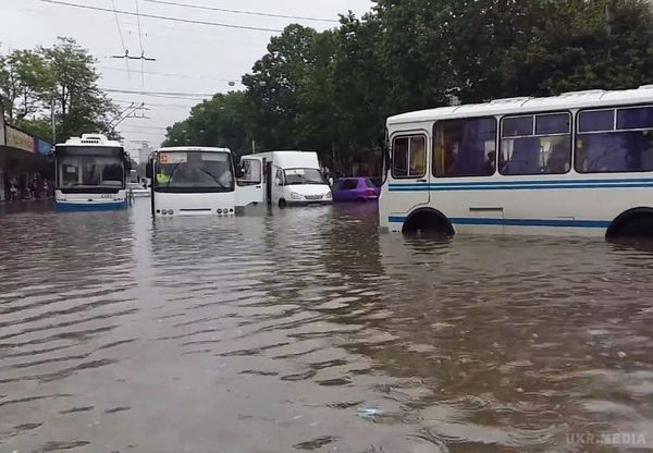 Жителі Криму в паніці, є дані про перших жертв зливу. Тут жах, на наших очах машину з людьми просто змило і понесло кудись, вулиці йдуть під воду, страшно.