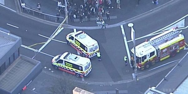 У Сіднеї машина в'їхала в натовп, багато постраждалих. Поліція вважає, що водієві стало погано і він в'їхав у натовп ненавмисно.