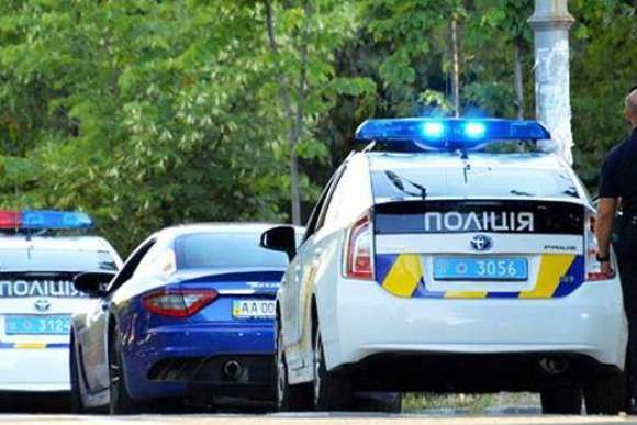 У Києві в автомобілі виявлено труп жінки. У Шевченківському районі Києва в автомобілі виявлений труп молодої жінки.
