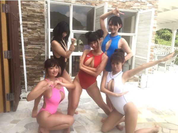 Японський тренд літа: купальник з великим вирізом на грудях (Фото). В Японії новинкою пляжного сезону стали купальники з великим вирізом на грудях, практично не залишає місця для уяви.
