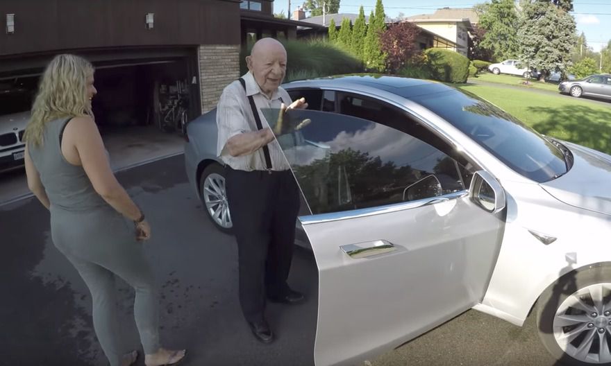 97-річний дідусь став зіркою YouTube після поїздки на автомобілі Tesla. Онук вирішив продемонструвати своєму дідусеві всі можливості найпотужнішого електромобіля сучасності. Як можна побачити на відео, у дідуся склалося враження, що він побував десь в далекому майбутньому.