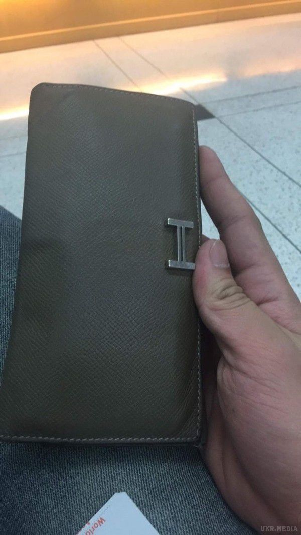 Цей бездомний приніс у поліцію загублений гаманець, повний грошей. У Таїланді бездомний повернув в поліцію знайдений ним гаманець, який був сповнений грошей і кредитних карт.