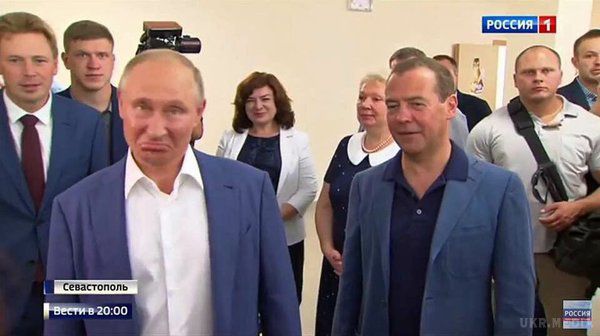 "Так вони ж сині!" Обличчя Путіна і Медведєва в анексованому Криму здивували мережу. Зовнішній вид керівників РФ породило гарячі суперечки.
