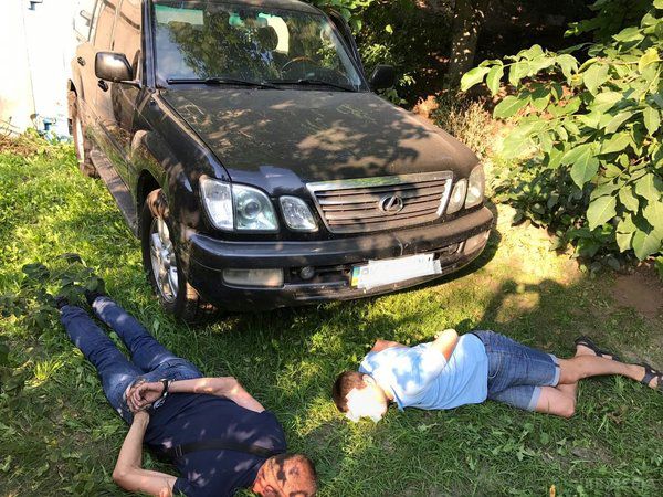Правоохоронці знайшли викрадачів службового Lexus у заступника Нацполіції. Трьох організаторів викрадення затримали.