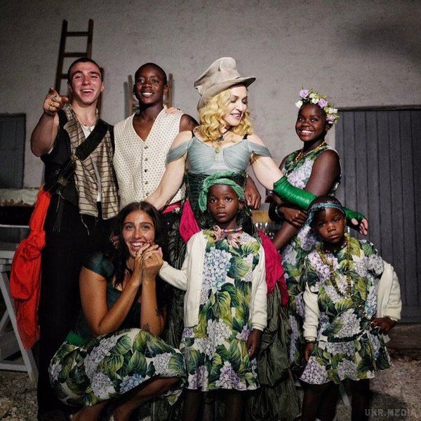 Мадонна вперше показала фото з усіма своїми дітьми. Співачка вирішила зробити справжній подарунок шанувальникам і поділилася в Instagram знімком, на якому вперше відображена в компанії всіх своїх дітей!
