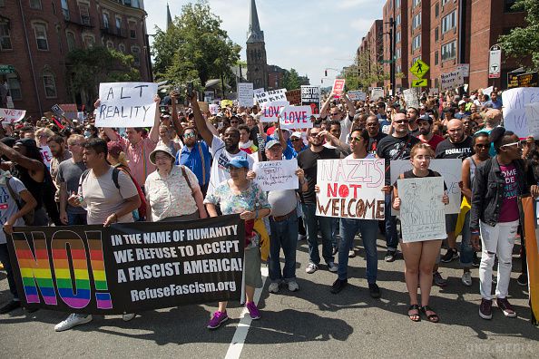 Тисячі американців вийшли на марш проти ненависті: промовисті фото. 15 тисяч американців висловили протест проти ненависті у Бостоні, вийшовши на вулиці міста.