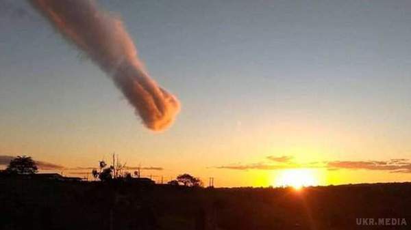Таємнича "Рука Бога" в небі шокувала жителів Бразилії (відео). Деякі жителі пов'язали це явище з пророцтвами про майбутній кінець світу.