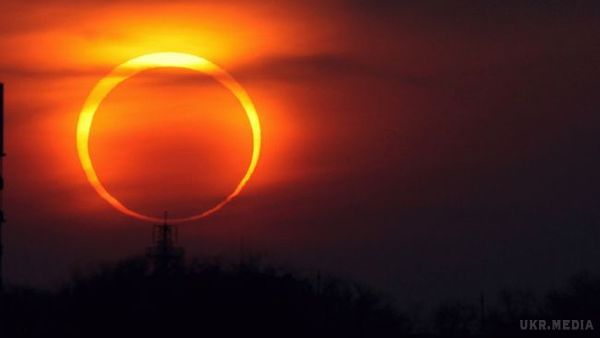 Сонячне затемнення 21 серпня пробудить потужні сили - нумеролог. Під час сонячного затемнення можливі проблеми зі здоров'ям: головні болі, скачки тиску, загострення хронічних захворювань.