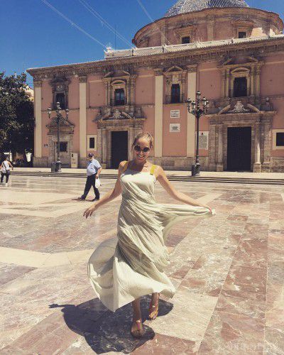 Телеведуча Катя Осадча прогулялася по Іспанії в сукні за 500 євро. Популярна  телеведуча і журналістка Катя Осадча поділилася в Мережі фото з відпочинку в Іспанії