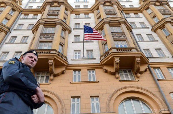 Консульство США в Росії призупинило видачу віз. Білорусії рекомендується звернутися до посольства США у Варшаві, Києві чи Вільнюсі.