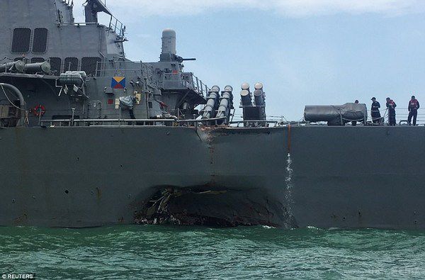 Зіткнення військового корабля США з танкером: з'явилися фото наслідків аварії. Есмінець John S. McCain отримав серйозні пошкодження.