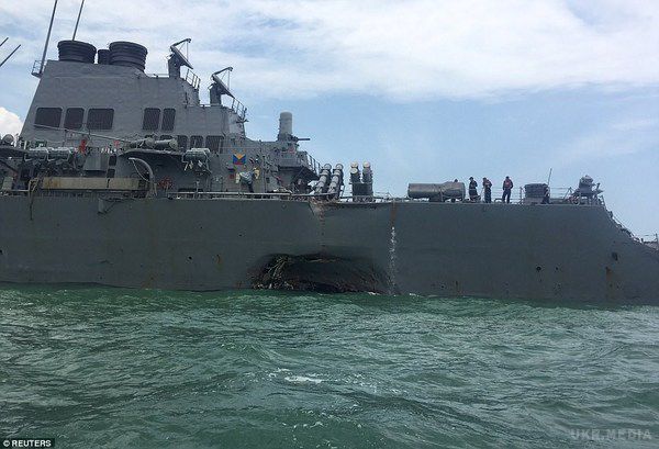 Зіткнення військового корабля США з танкером: з'явилися фото наслідків аварії. Есмінець John S. McCain отримав серйозні пошкодження.