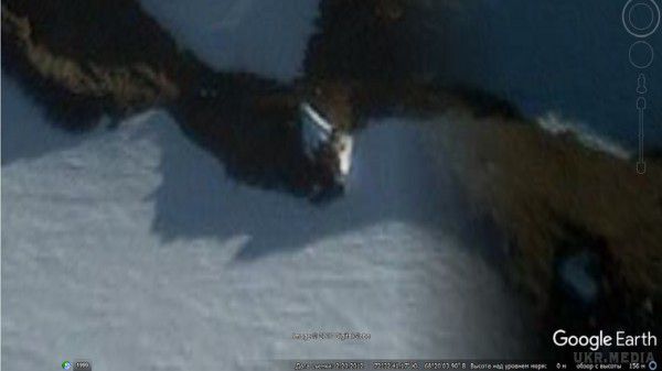 В Антарктиді виявлено НЛО розміром з 12-поверховий будинок.  Житель Тагілу знайшов ромбоподібний корабель прибульців з допомогою супутникових знімків і навіть назвав точні координати його місцезнаходження - 72°32'41.03«S, 68°20'1.84„E.