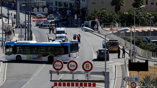 З'явилися перші фото з Франції, де машини давили людей на зупинках. У Марселі сьогодні вранці сталося відразу два наїзди автомобілів на автобусні зупинки, в результаті чого загинула одна людина.