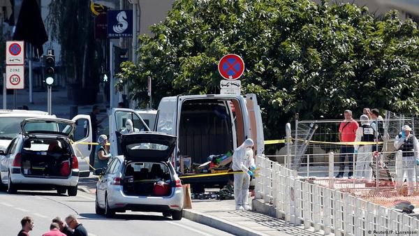 З'явилися перші фото з Франції, де машини давили людей на зупинках. У Марселі сьогодні вранці сталося відразу два наїзди автомобілів на автобусні зупинки, в результаті чого загинула одна людина.