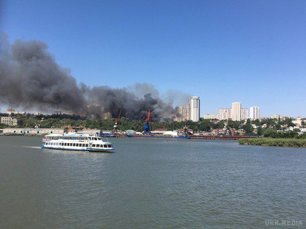 Ростов-на-Дону охопила масштабна пожежа: горить цілий квартал. Очевидці повідомили про постраждалих.