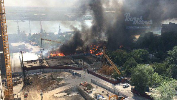 Ростов-на-Дону охопила масштабна пожежа: горить цілий квартал. Очевидці повідомили про постраждалих.