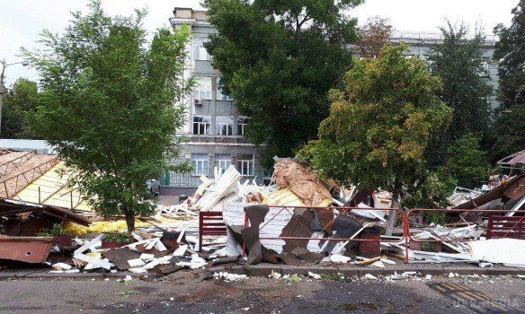 Сьогодні вночі, 22 серпня, у Києві розгромили Мафи на "Політехнічному інституті". Власники збирають вцілілий товар і скаржаться, що їх не попередили .